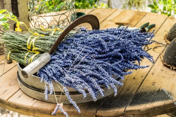 Torr klasar av lavendelblommor på träbord. Närbild. — Stockfoto