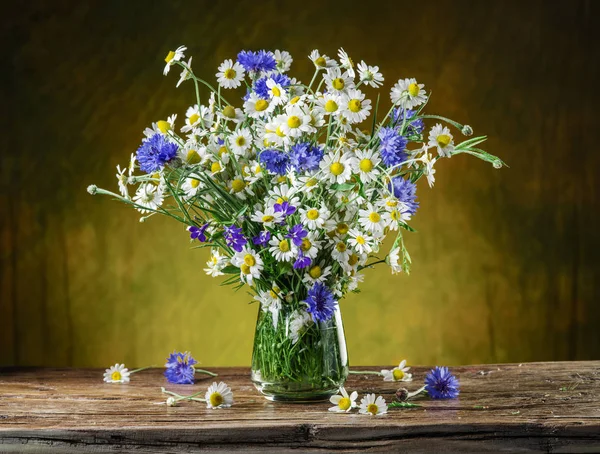 Bouquet de camomilles et de bleuets dans le vase sur le bois — Photo