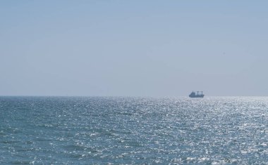 Sakin pırıl pırıl Denizi ve Bulutsuz gökyüzü.