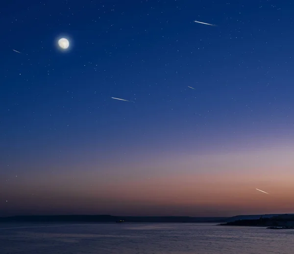 Księżyc i gwiazdy nad spokojnym morzu. — Zdjęcie stockowe