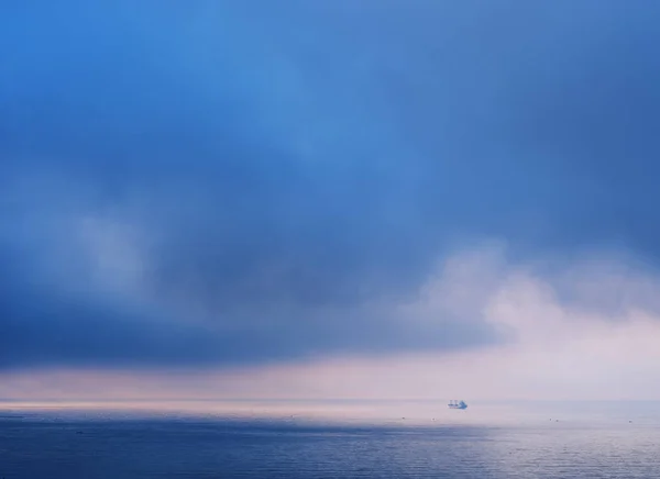 Lugnt hav och tunga moln på himlen. — Stockfoto