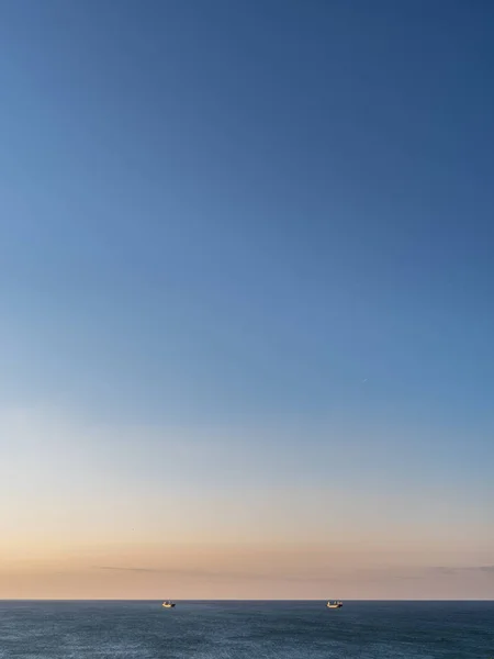 Mar calmo e céu noturno laranja sem nuvens . — Fotografia de Stock