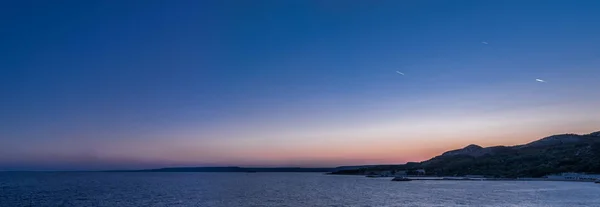 Klidné moře a nebe bez mráčku večer. Přírodní pozadí. — Stock fotografie