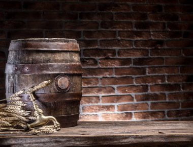 Bira varil ve buğday ahşap masa üzerinde. Craft brewery.