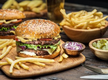 Tahta tepside hamburger ve patates kızartması..