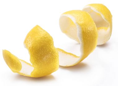 Limon kabuğu veya beyaz zemin üzerine limon twist. Yakın çekim.
