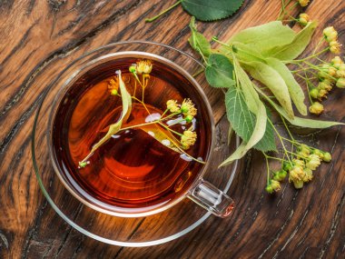 Bardak ıhlamur çayı ve kireç çiçek ahşap tablo.