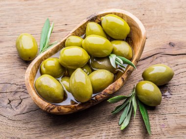 Bütün tablo zeytin masada ahşap kase.