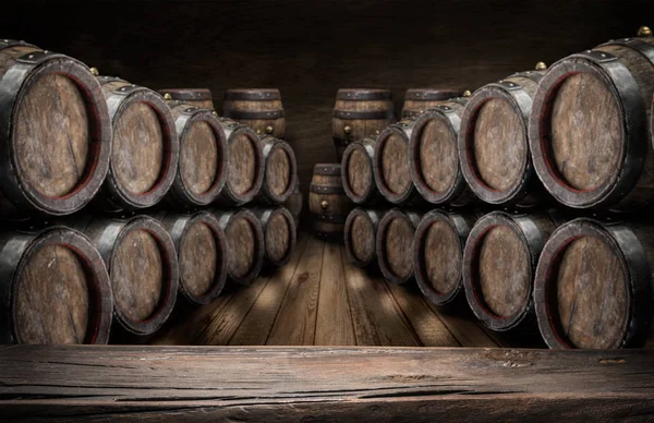 Vieux plateau en bois et tonneaux de vin de chêne à l'arrière-plan . — Photo