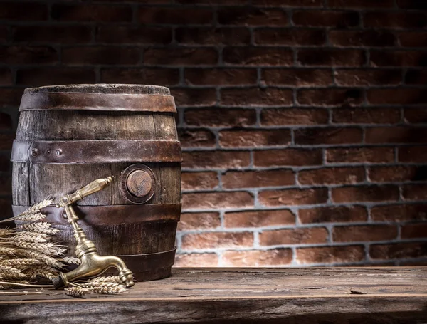 ビール樽と木製のテーブルの上の小麦。クラフト ビール醸造所. — ストック写真