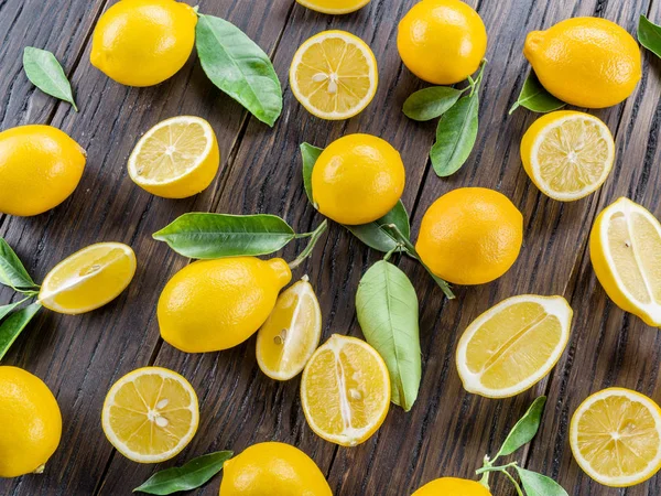 Mogna citroner på trä bordet. — Stockfoto