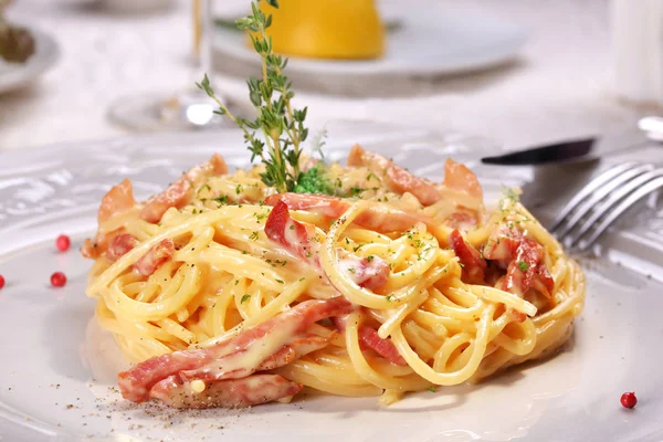 Pastas vegetarianas con verduras decoradas con tomillo . — Foto de Stock