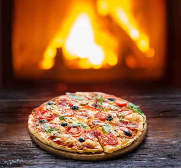 Pizza. Hout gestookte oven op de achtergrond. — Stockfoto