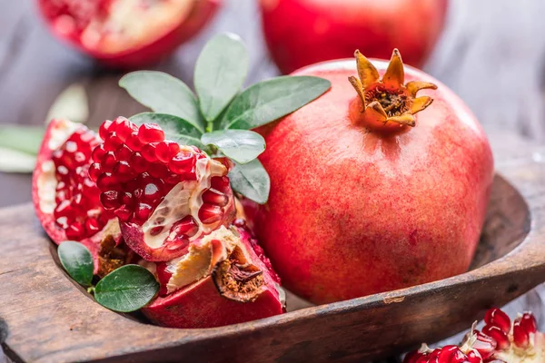 Reife Granatapfelfrüchte auf dem Holzgrund. — Stockfoto