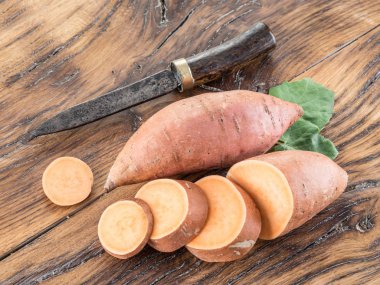 Tahta masadaki tatlı patatesler.