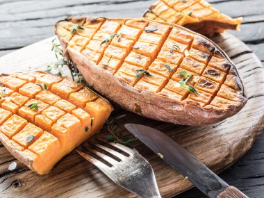 Eski ahşap masa üzerinde pişmiş soliman.rwash.