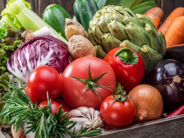 Taze sebze çok renkli ahşap sandık. Üstten Görünüm.