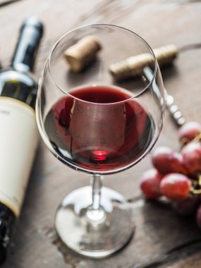 Şarap cam, şişe şarap ve üzüm ahşap arka plan üzerinde. Ta şarap