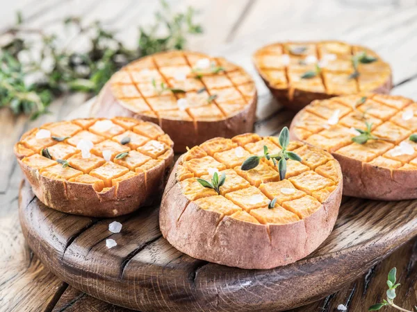 Gebackene Batata auf dem alten Holztisch. — Stockfoto