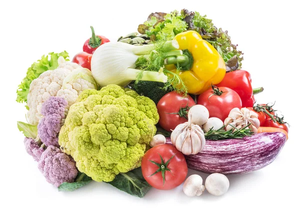 Gruppe von bunten Gemüse auf weißem Hintergrund. Nahaufnahme. — Stockfoto