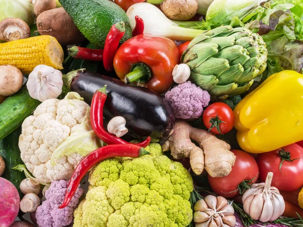 Verschillende biologische groenten. Veelkleurige voedsel achtergrond. — Stockfoto