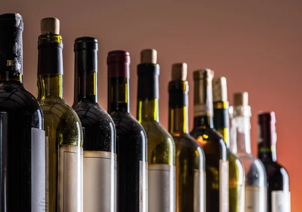 Línea de botellas de vino. Primer plano . — Foto de Stock