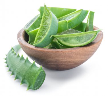 Beyaz arka plan üzerinde ahşap kase taze aloe vera dilimleri.