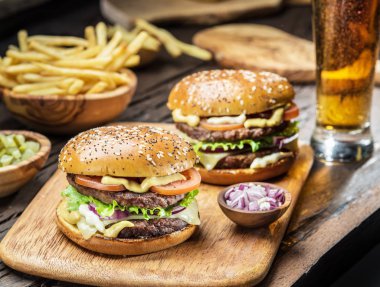 Tahta tepside hamburger ve patates kızartması..