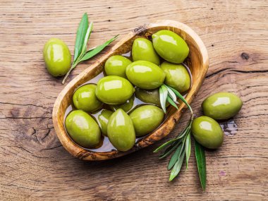 Bütün tablo zeytin masada ahşap kase.