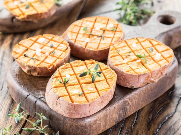 Eski ahşap masa üzerinde pişmiş soliman.rwash.