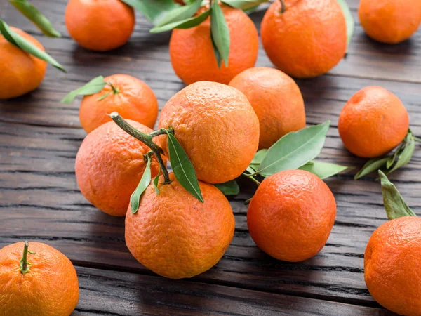 Mandarinas maduras sobre mesa de madera . — Foto de Stock