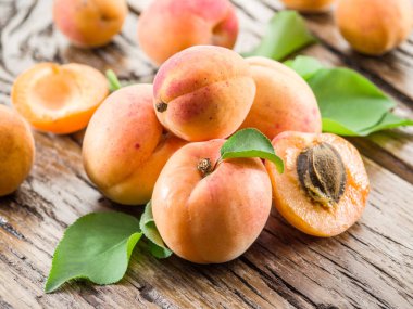 Kayısı ve onun kesit eski ahşap tablo.