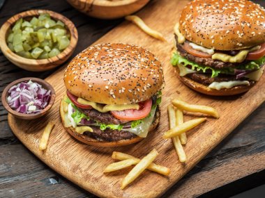Tahta tepside hamburger ve patates kızartması..