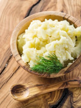 Servis tepsi ahşap kase patates püresi.