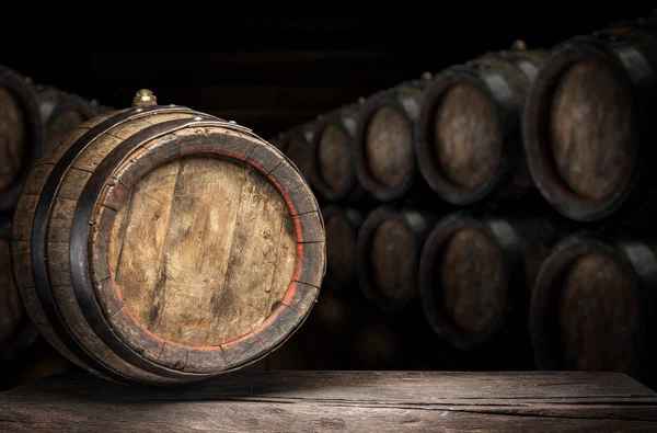 Barril de vinho na velha mesa de madeira. Adega de vinho no backgrou — Fotografia de Stock