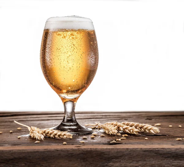 Vidrio esmerilado de cerveza en la mesa de madera . — Foto de Stock