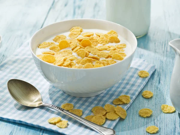 Fiocchi di mais cereali e latte . — Foto Stock