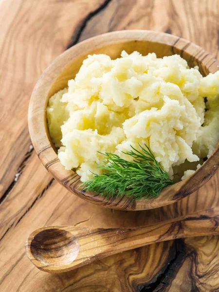 Servis tepsi ahşap kase patates püresi.