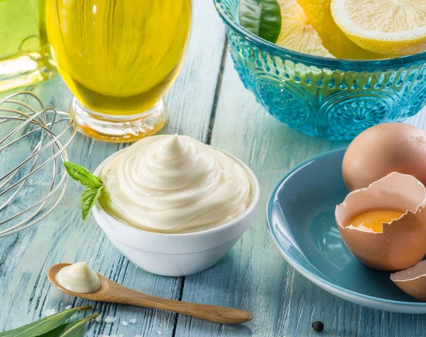 Doğal mayonez malzemeler ve sos.