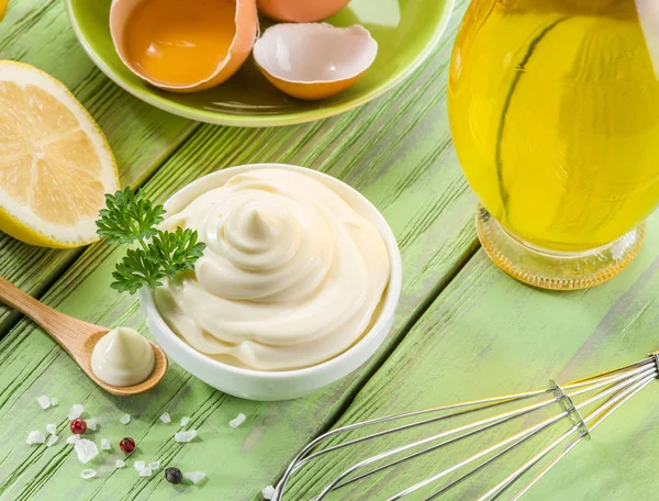 Natural mayonnaise ingredients and the sauce itself. — Stock Photo, Image