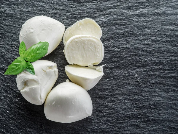 mozzarella ve domates.