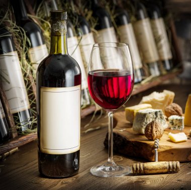 Ahşap raf şarap şişeleri.