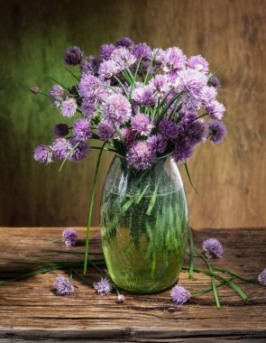 Soğan (chives) buket üzerinde ahşap tabl vazoda