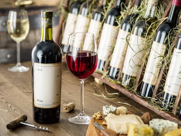 Glas vin och ost tallrik. — Stockfoto