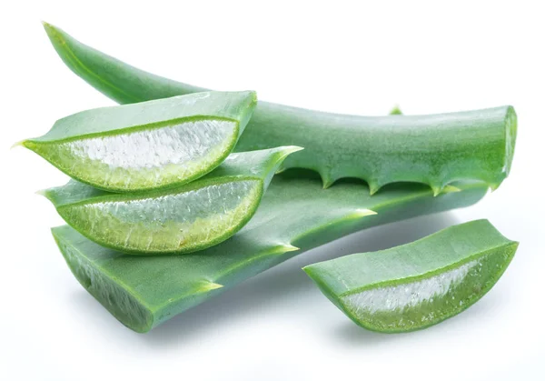 Hojas y rodajas frescas de aloe o aloe vera sobre fondo blanco. — Foto de Stock