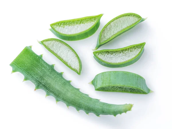 Aloe o Aloe vera foglie fresche e fette su fondo bianco. — Foto Stock