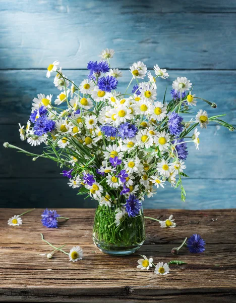 A chamomiles és a vázában a fa a Búzavirág csokor — Stock Fotó