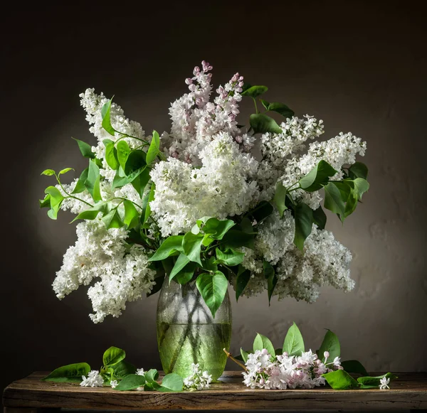 Buquê de lilás na mesa de madeira . — Fotografia de Stock