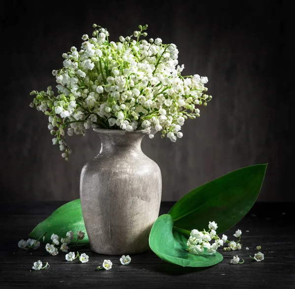 Lys du bouquet de la vallée sur la table en bois . — Photo