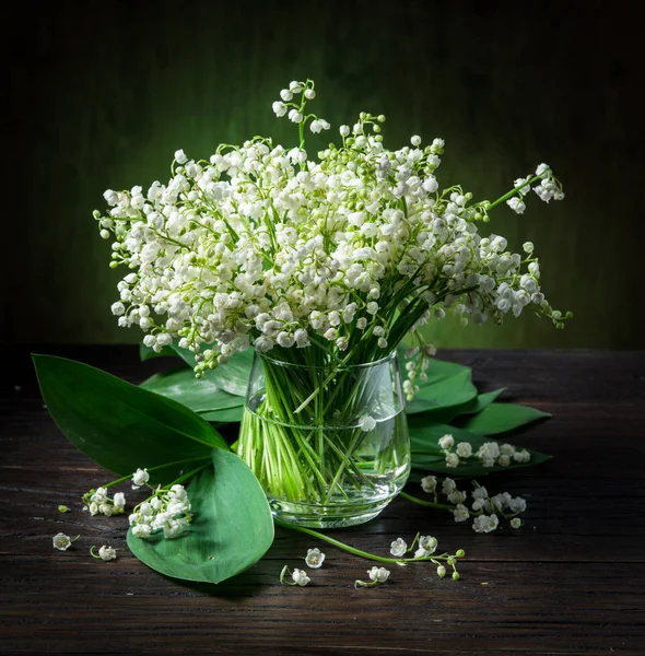 나무 테이블에은 방울 꽃 꽃다발. — 스톡 사진